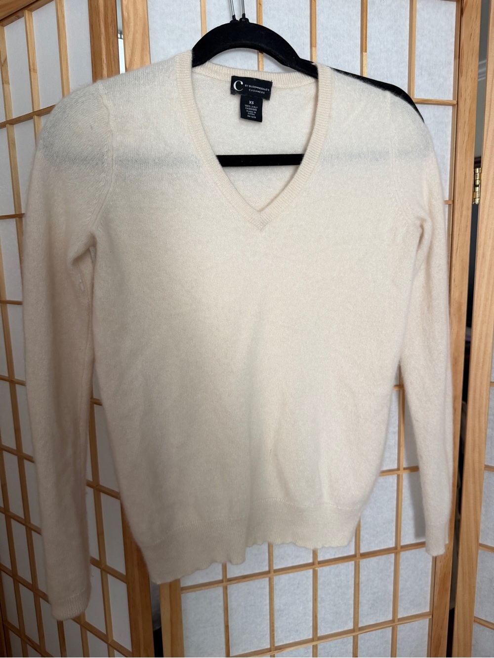 Bloomingdale's Women's V-Neck 100% Cashmere Sweater in Cream